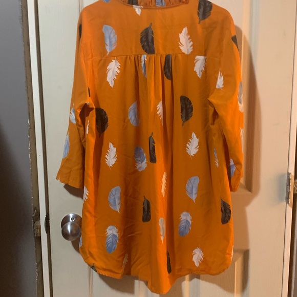 Pretty tunic top. Light weight. - Picture 2 of 2